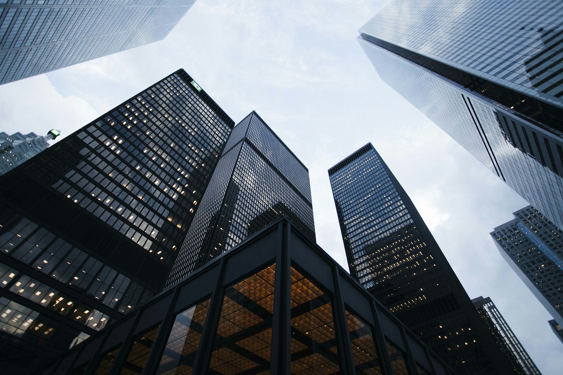 Architettura di edifici direzionali con facciate in vetro